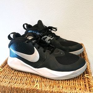 Nike Team Hustle Youth Basketball Shoes Size 7Y